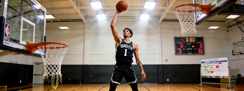 NBA选秀热门新秀维克托·文班亚马在训练中展示投篮技巧