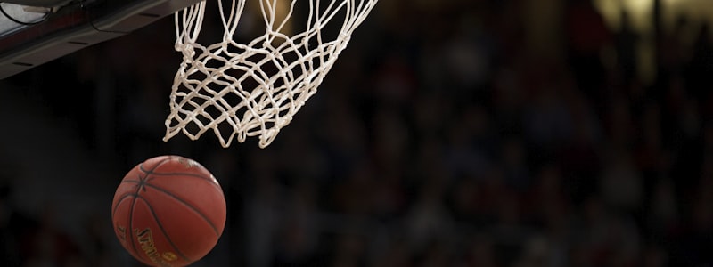 NBA季后赛金州勇士队与洛杉矶湖人队比赛中，库里持球突破的瞬间