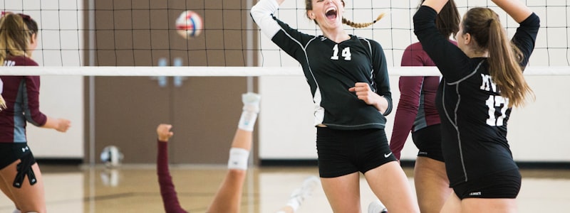 WNBA新赛季揭幕战，拉斯维加斯王牌队球员突破上篮的精彩瞬间